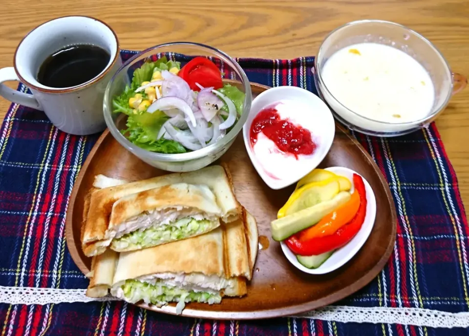 Snapdishの料理写真:『ホットサンド朝ごはん レモンの酢を使ってコールスローと自家製サラダチキン』|seri-chanさん