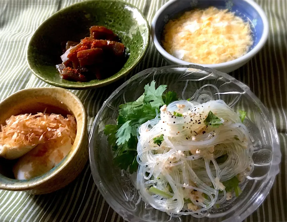 Snapdishの料理写真:春雨パクチーサラダと副菜|ぷっくりんこ💙さん