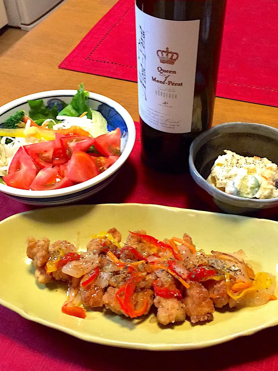 Snapdishの料理写真:一人飲みワイン🍷
とり肉と野菜のマリネ🐓
トマトサラダ🍅
ポテトサラダ|おかちさん