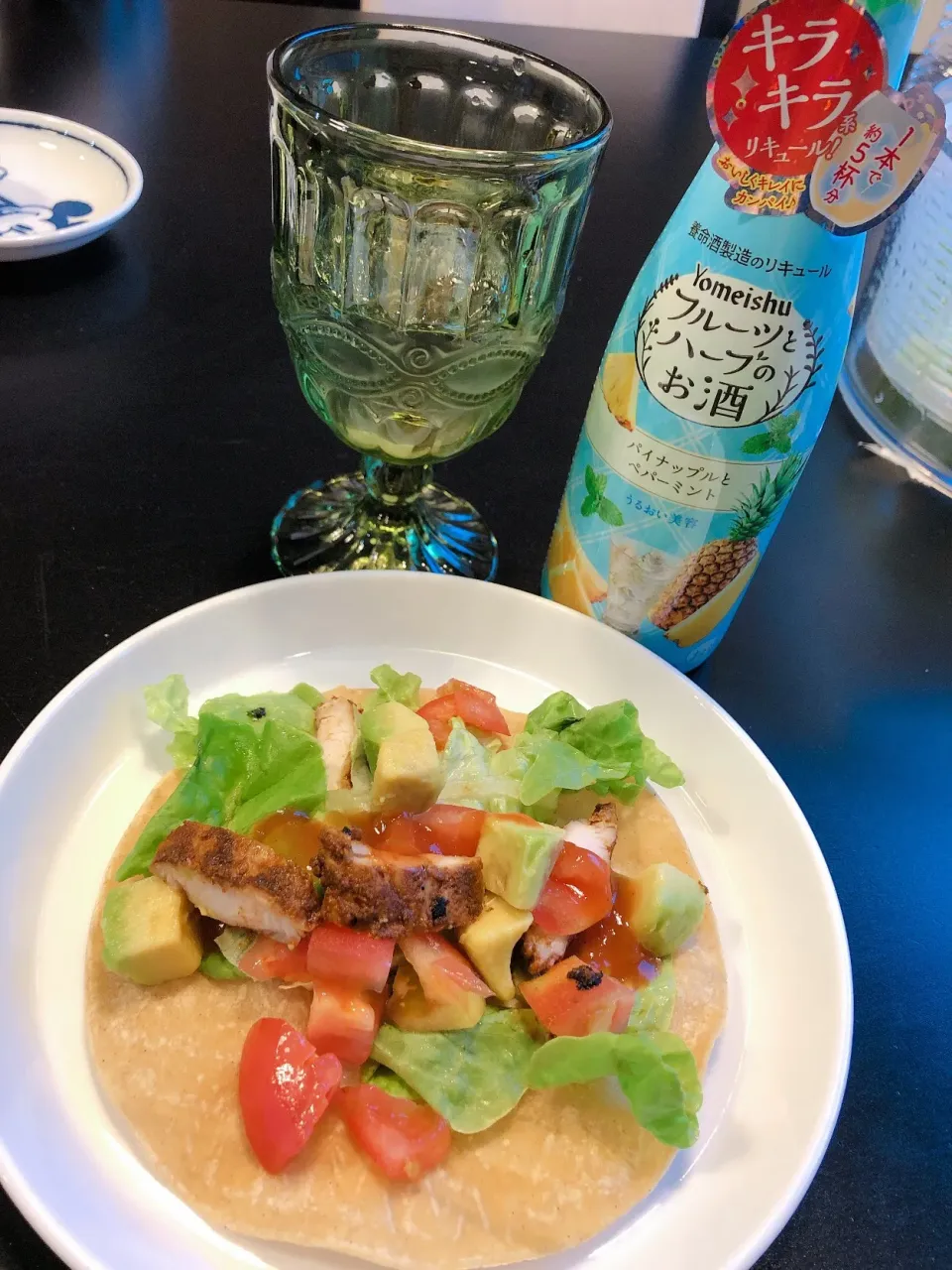 Snapdishの料理写真:パイナップルとペパーミントのお酒🍹と、タコス🌮|tomoさん