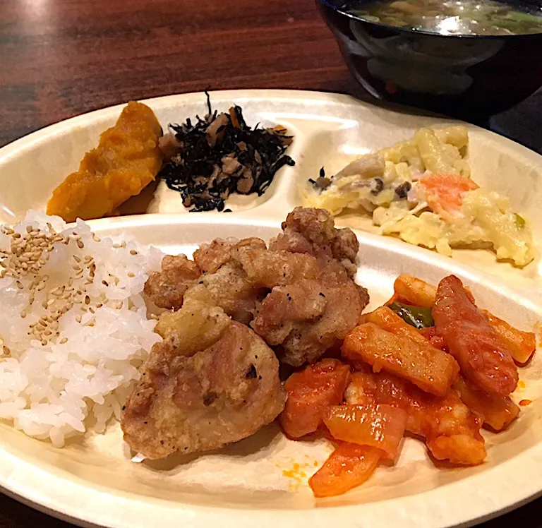 昼ごはん☀️☀️🔆                                           鶏の唐揚げ  マカロニナポリタン  かぼちゃ煮  ポテマカサラ  ひじき煮  野菜スープ|ぽんたさん