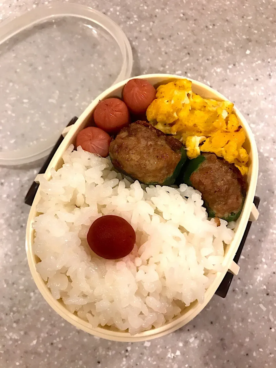 Snapdishの料理写真:2019,06,17 お弁当
 #ピーマンの肉詰め 
#スクランブルエッグ
#ウインナー|ATSUMIさん