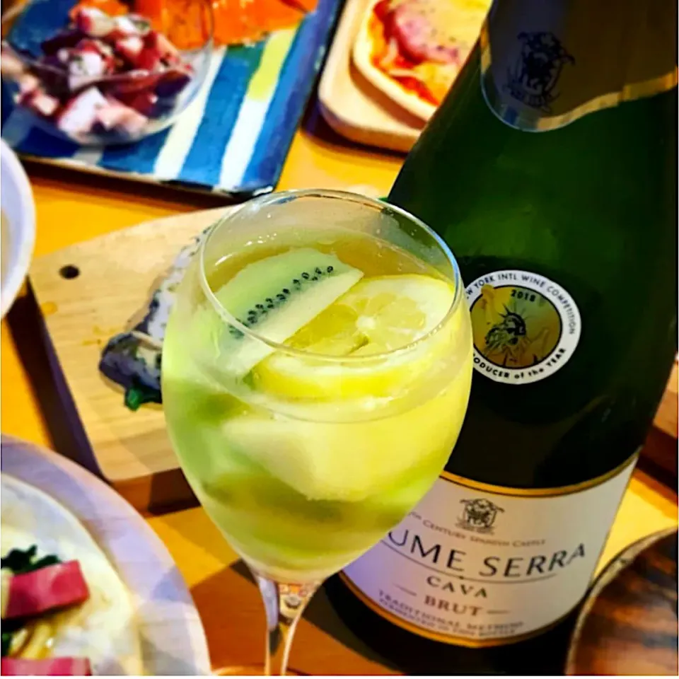 Snapdishの料理写真:レモンシロップ🍋とキウイ🥝で
サングリア風スパークリングワイン🍾|sai_._ka.1110さん