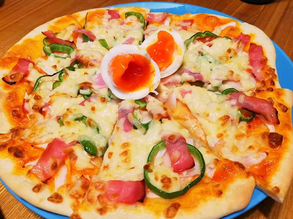 手作りPIZZAパーティー
　ケチャマヨソースで、玉ねぎとベーコンとピーマンと半熟卵のピザ|pigmegさん