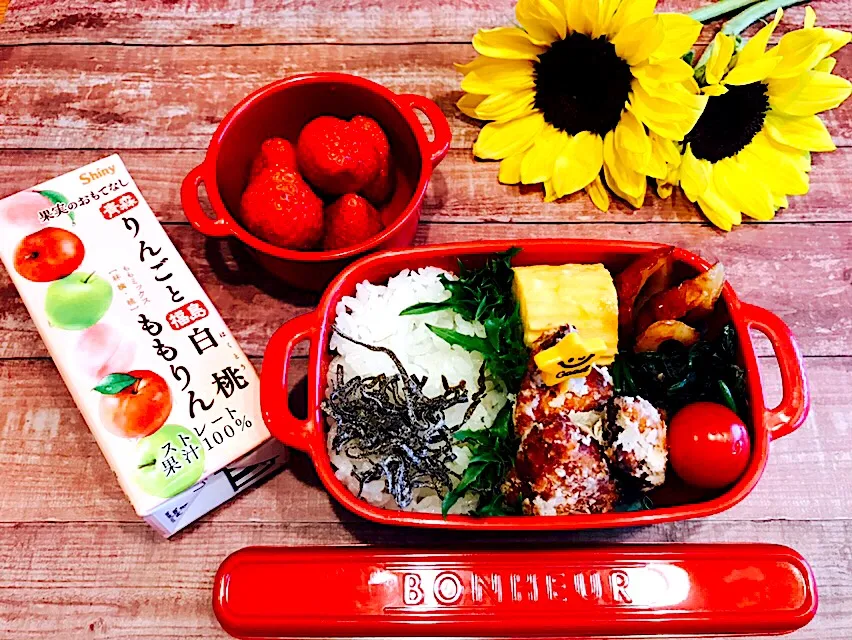 JKお弁当
#タンドリーチキン唐揚げ
#卵焼き
 #ほうれん草のおかか和え 
#竹輪の焼肉たれ焼き
#とまと
#いちご🍓
#冷凍ジュース|いちごさん