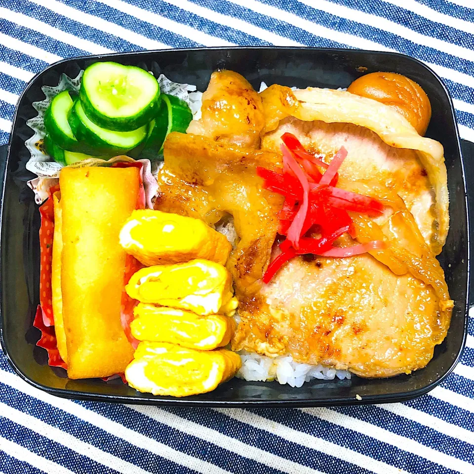 お弁当🍱
 #豚肉の味噌漬け #春巻き#卵焼き #きゅうりの浅漬け|ayumiさん