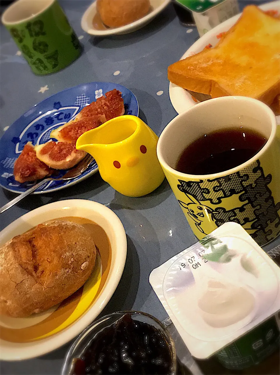 Snapdishの料理写真:ブール🥯バタートースト🍞  イチヂク  ヨーグルト  コーヒーゼリー  ミルク  コーヒー☕️|ch＊K*∀o(^^*)♪さん