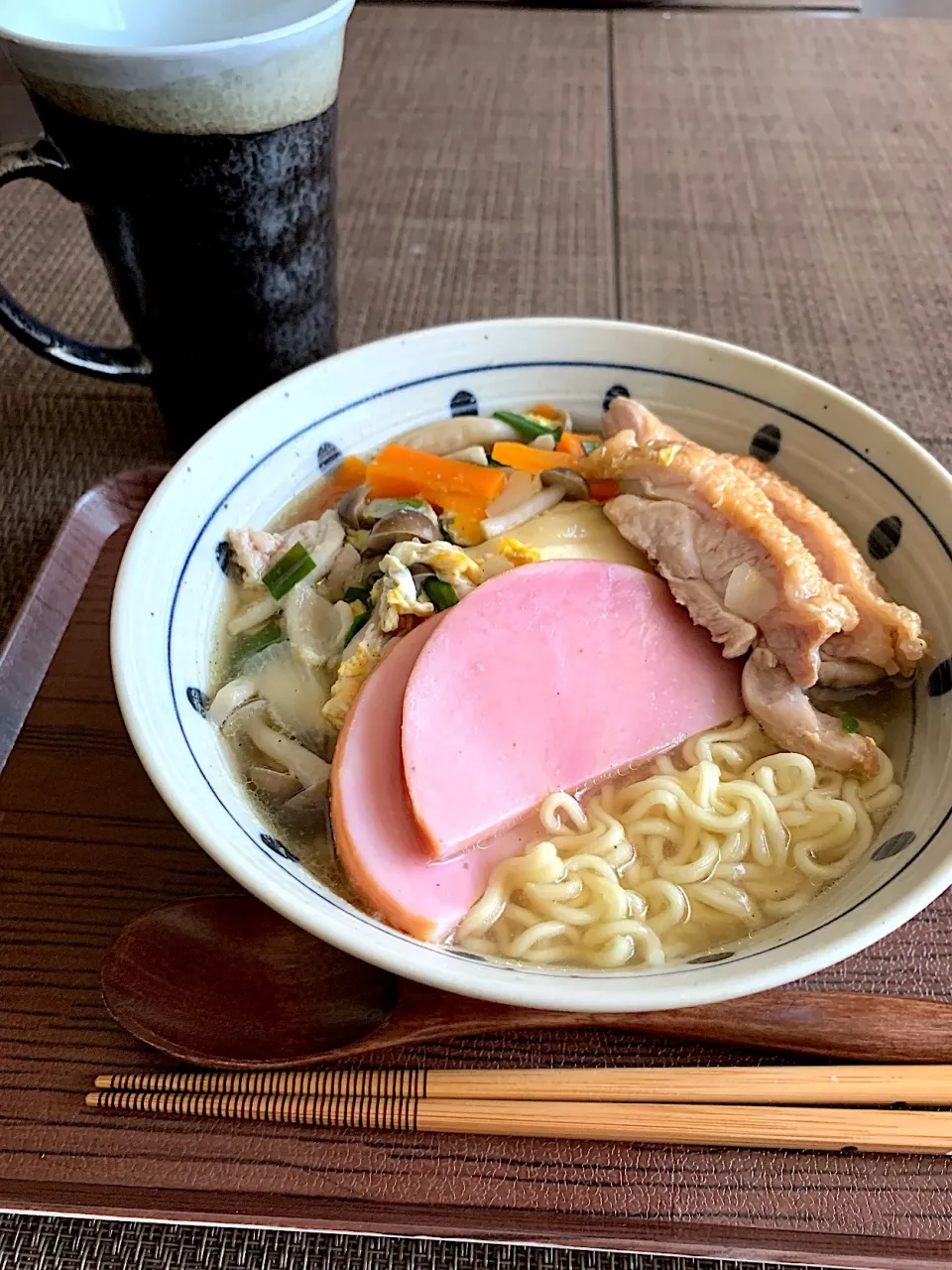 Snapdishの料理写真:頑張らない普通のご飯☆6/17昼ごはん
        🍜残り物でラーメン🍜
朝残りクッパ汁+ラード+醤油+ハム+昨夜残り鶏肉照り焼き+インスタント麺のみ
 #昼ごはん #リメイク#ラーメン#糖質制限中 #1型🔰 
残り物たちに感謝🙏ご馳走様でした🙏|あきさん