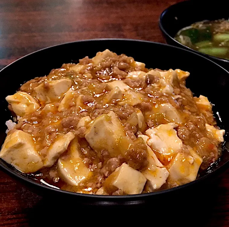 Snapdishの料理写真:昼ごはん⭐️⭐️⭐️😄
嬉しい 麻婆豆腐丼٩( ᐛ )۶|ぽんたさん