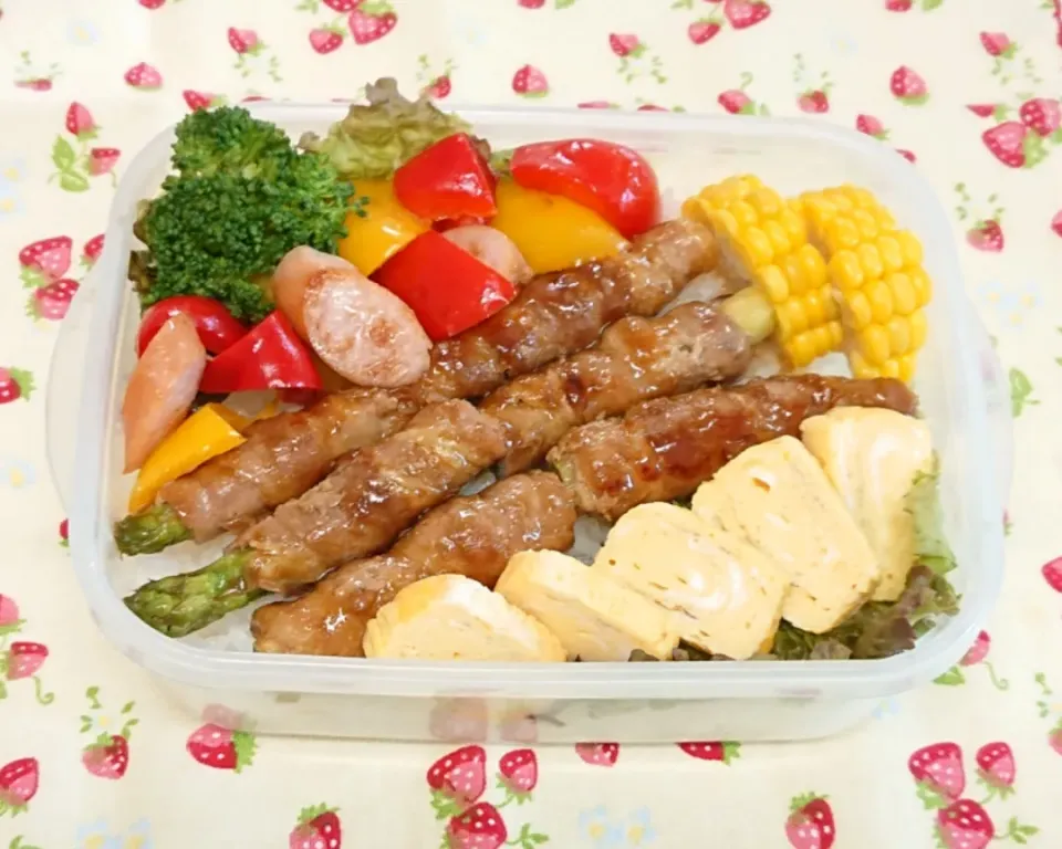 アスパラ豚肉巻きのっけ弁当♥️|みちゅあしさん