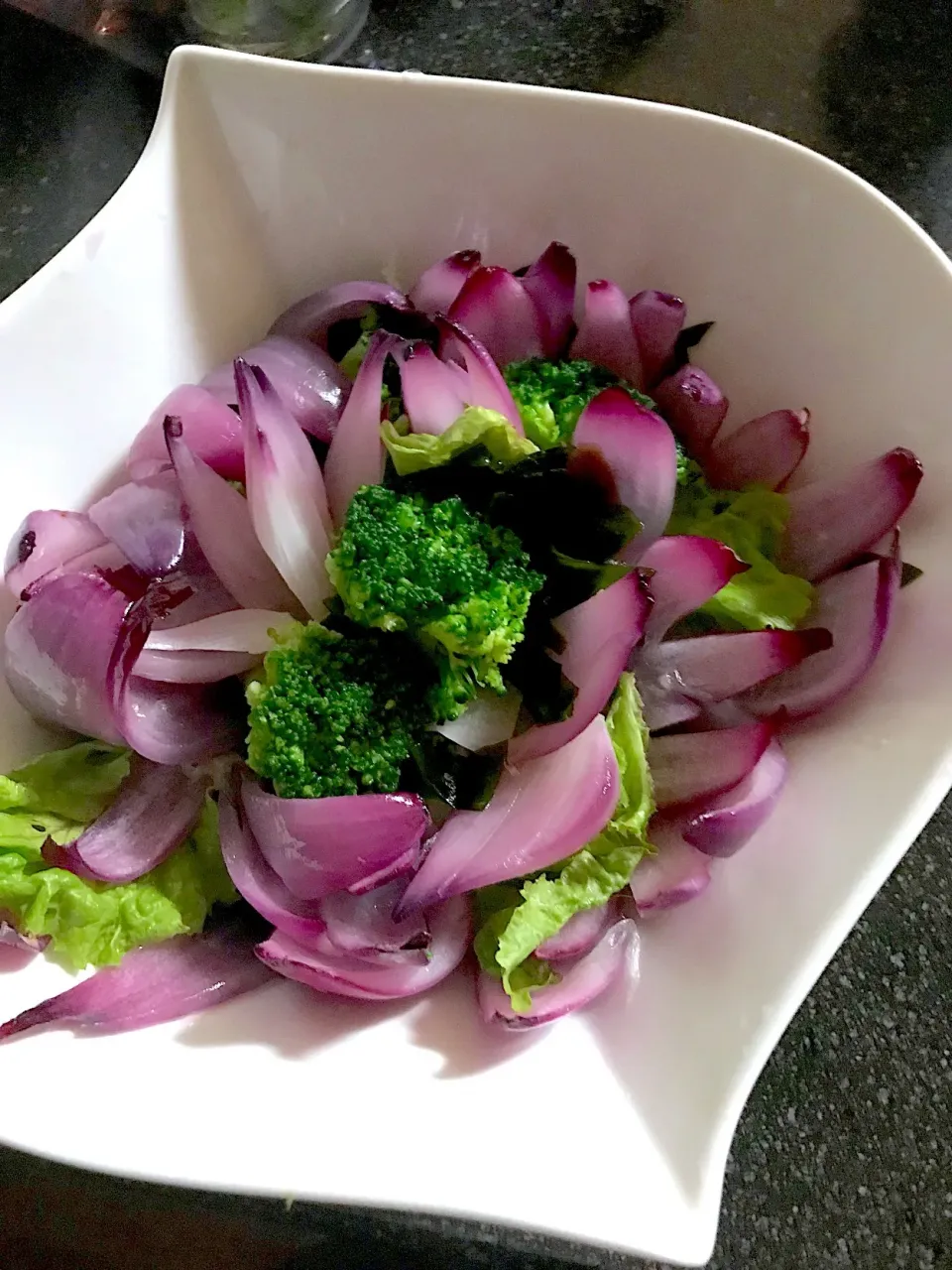 sophia.kamさんの料理 紫玉ねぎの蓮の花で作ったサラダ🥗|シュトママさん