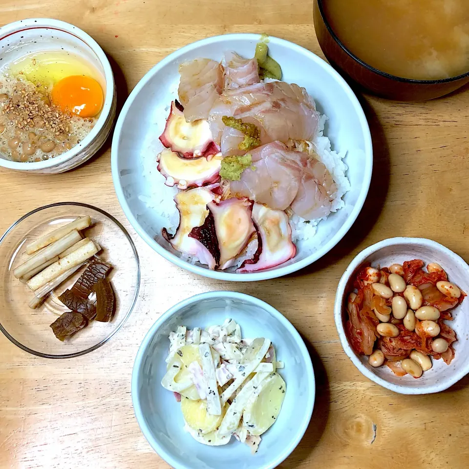 Snapdishの料理写真:残り刺身丼🐟🐙
じゃがいもサラダ
牛蒡酢&奈良漬
キムチ大豆
月見納豆
豆腐味噌汁|Makokoさん