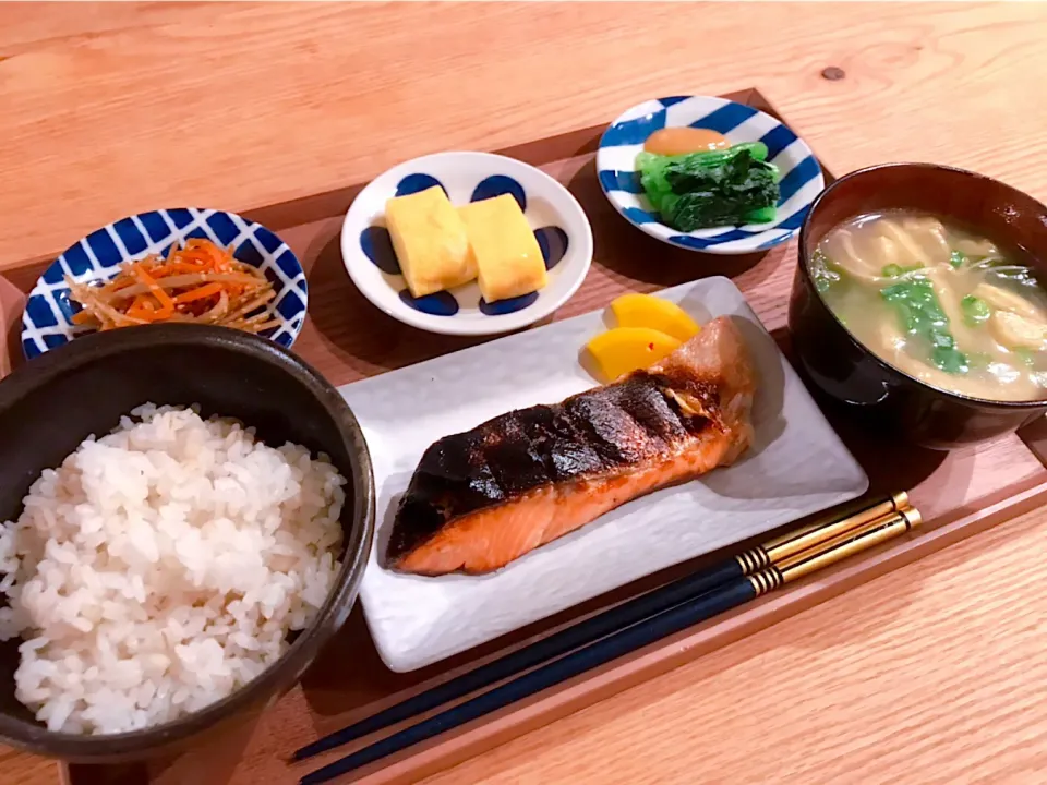 朝ごはんみたいな晩ご飯🐡💕笑
大きめの鮭切身が4匹で350円だった✨|おーやんさん