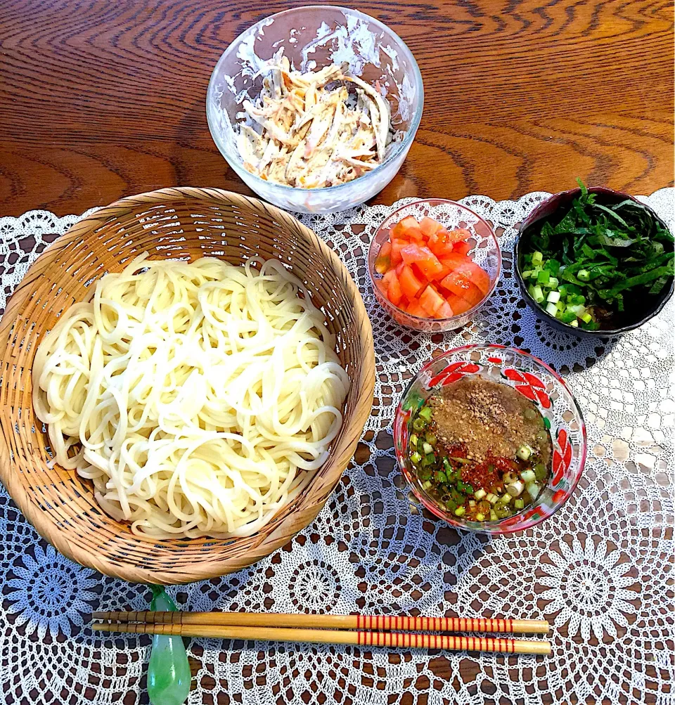 半田の素麺、トマトも薬味の仲間入り、
牛蒡サラダ|yakinasuさん