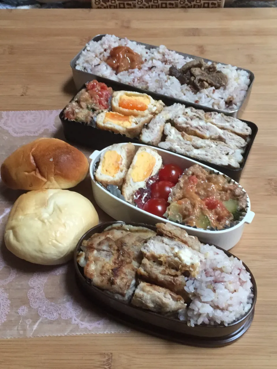 Snapdishの料理写真:6/17の息子くん&娘ちゃん弁当🍱
息子くん車内用あさごぱん🥖
 #弁当  #パン  #あさごぱん  #手作りパン|ままみさん