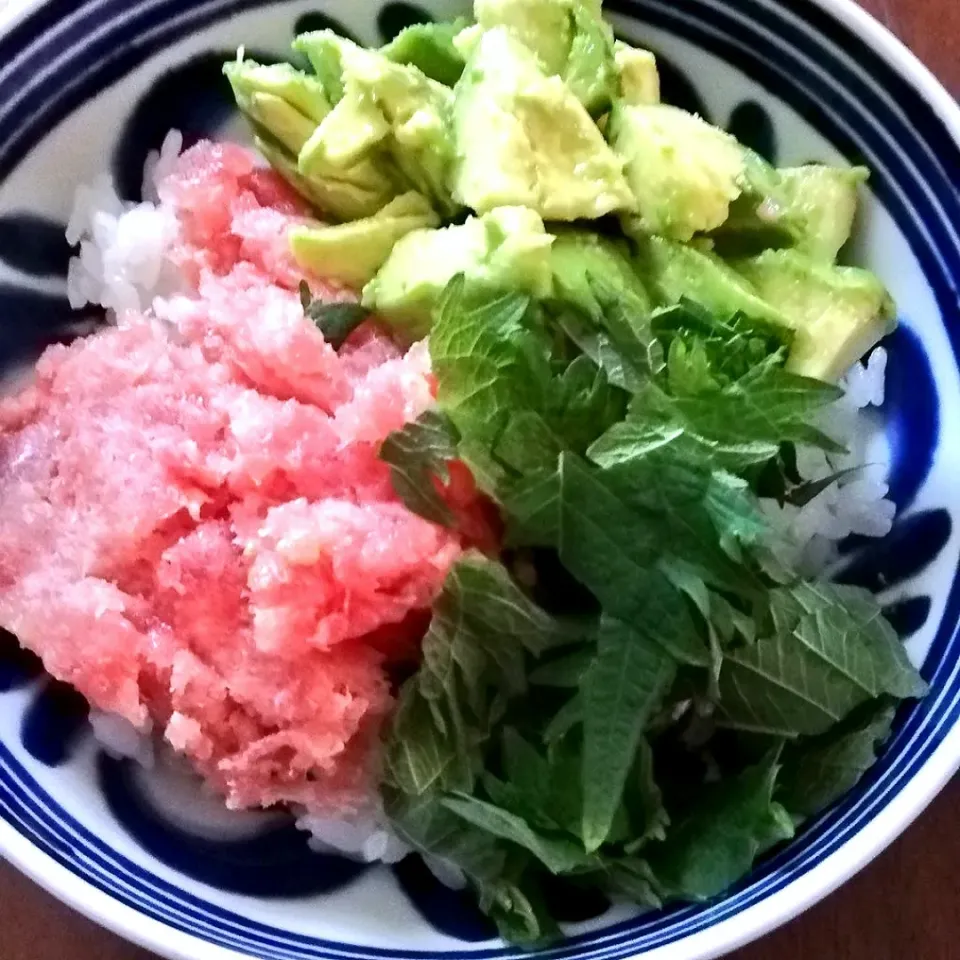 ネギトロアボカド丼 大葉を添えて|ほっこりらさん