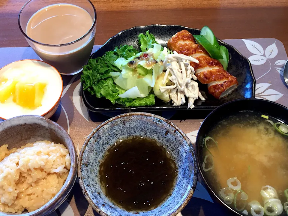 朝ごはん
焼きちくわ、グリーンリーフ、茹でキャベツ、ごぼうサラダ、きゅうりのぬか漬け、卵ご飯、かぼちゃと揚げの味噌汁、パイナップル添えヨーグルト、カフェオーレ|かよちゃんさん