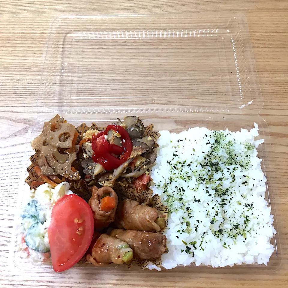 火曜日の旦那さんのお弁当☺︎ #お弁当記録 #トマトと舞茸のスクランブルエッグ  #ポテトサラダ  #肉巻き野菜  #れんこんのきんぴら  #茶色いお弁当|むさけんさん