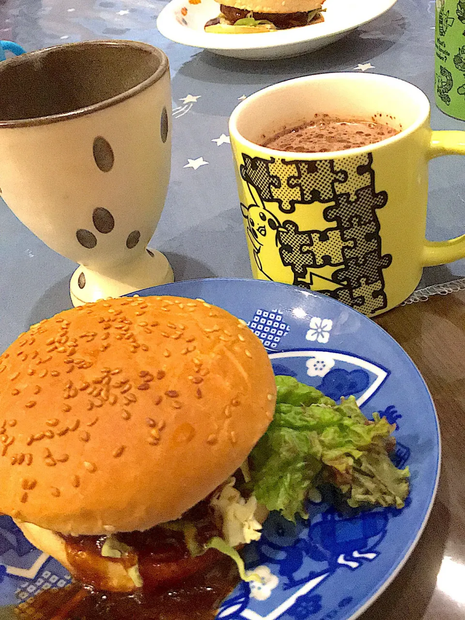 Snapdishの料理写真:レタスキャベツ入り🥬チーズインバーガー🍔🧀  アイスココアミルク🥛  ミント緑茶🍃🍹|ch＊K*∀o(^^*)♪さん