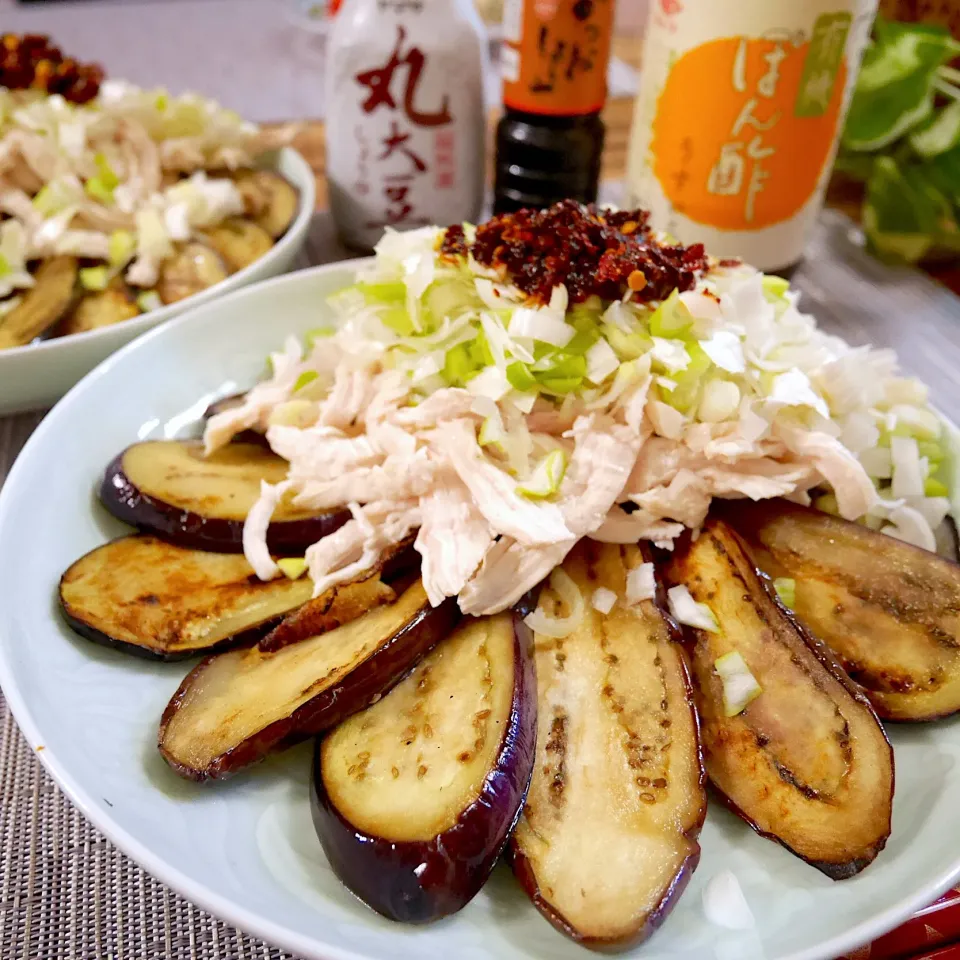 ぷっくりんこ💙さんの料理 焼きナスの茹で鶏と葱のせ🍆子供の頃いちばん好きだったおかず٩꒰｡•◡•｡꒱۶|Mayさん