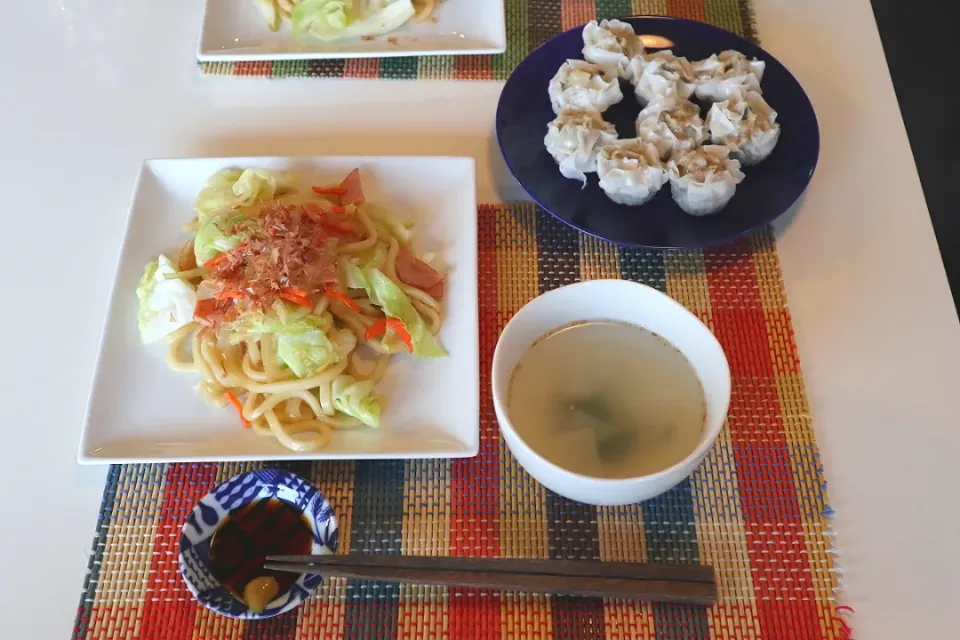 今日の夕食 塩麹焼きうどん、冷凍シュウマイ、大根とわかめの中華スープ|pinknari🐰🌈さん