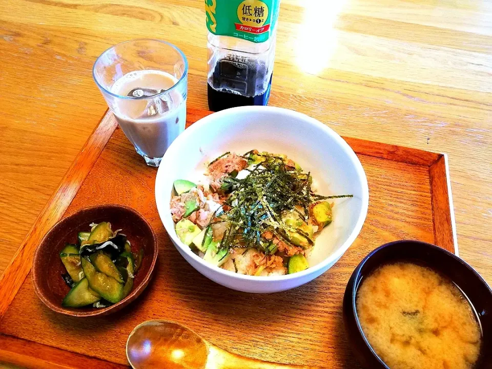 branch　温玉のせアボガドとツナ丼、きゅうりとしらす酢の物、味噌汁、UCC コーヒーで豆乳カフェオレ|lotusさん