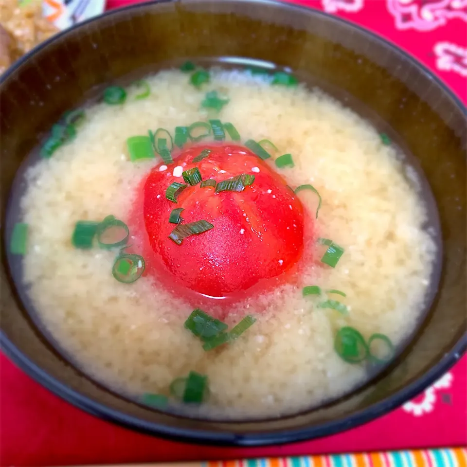 まるごとトマトの味噌汁🍅|琥珀さん