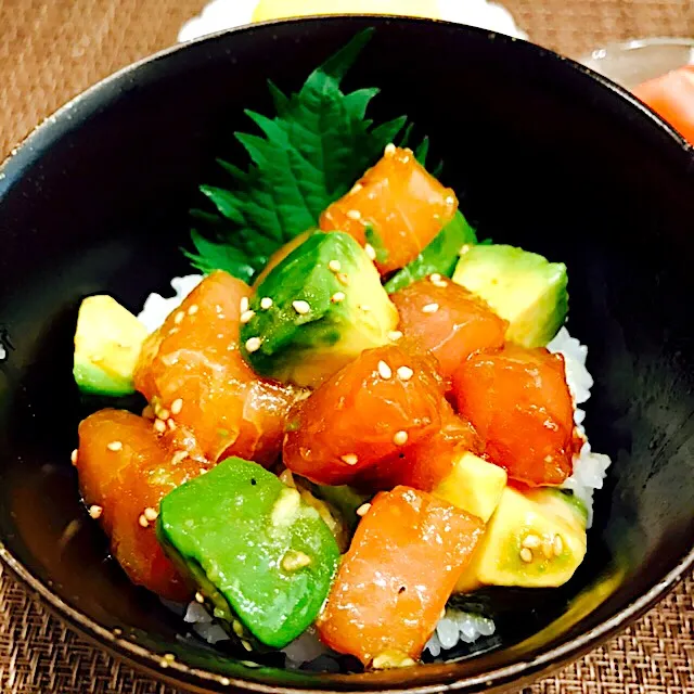 Snapdishの料理写真:アボカド鮪丼
アボカドと鮪の漬け🐟🥑お醤油など他にごま油入れて仕上げに炒りごま
#アボカド鮪丼|いちごさん