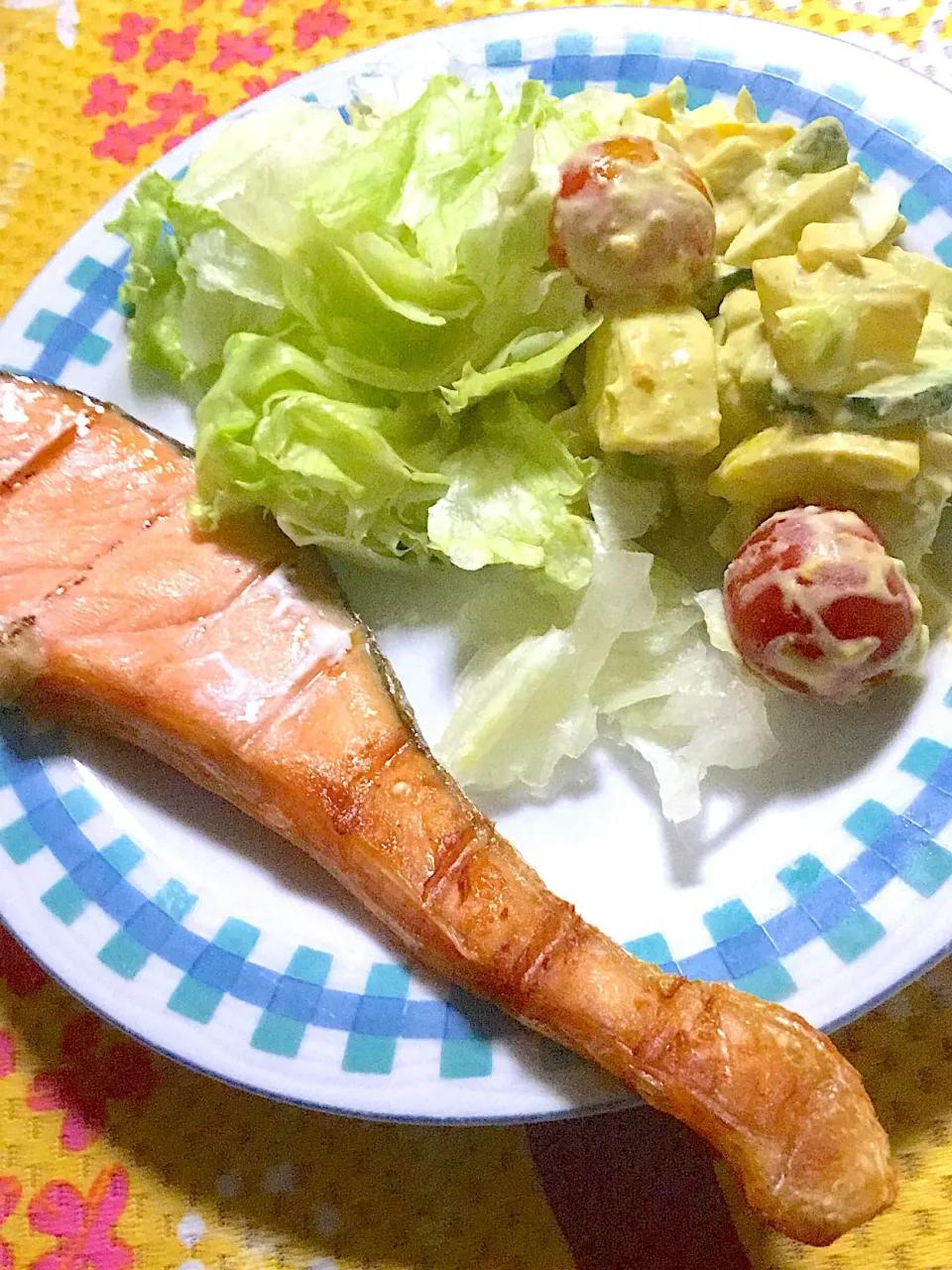 Snapdishの料理写真:焼き塩鮭     ズッキーニとアボカド🥑 の卵サラダ|掛谷節子さん