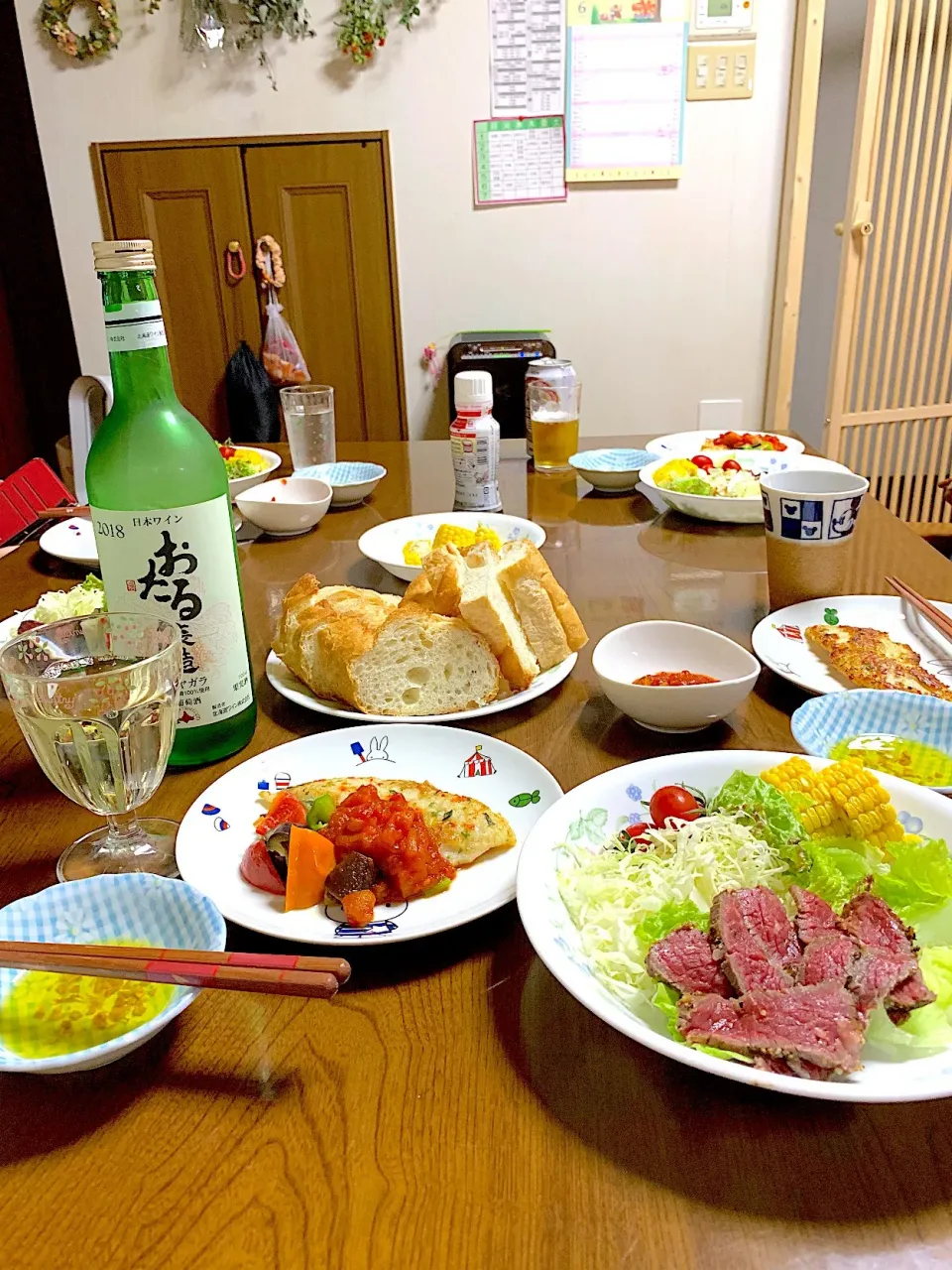 #晩御飯 
ローストビーフサラダ、白身魚の香草焼、ピリカラ🌶サルサ風ソースで。バゲット🥖ガーリックオイルを添えて。|yukaさん