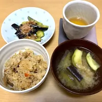 Snapdishの料理写真:炊き込みご飯、なすの塩もみ、味噌汁|aquamarineさん