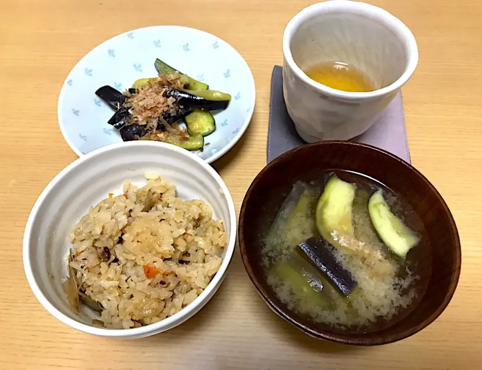 Snapdishの料理写真:炊き込みご飯、なすの塩もみ、味噌汁|aquamarineさん