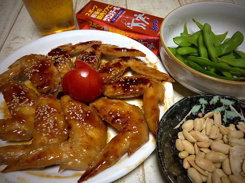 今日の男飯絆(*･ω･)
テニス後の筋肉修復飯...♪*ﾟ
＊手羽先
＊枝豆
＊バタピー|ひーちゃんさん