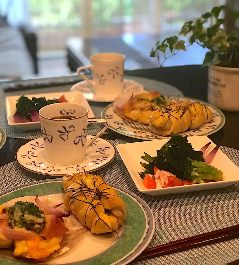 シーチキンちくわ ハムチーズ
惣菜パン作りました 朝ごはん|シュトママさん