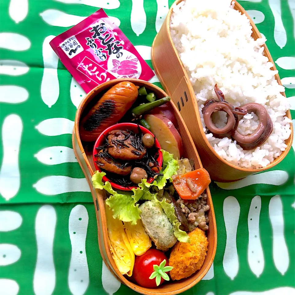 曲げわっぱ弁当 ♪
コロッケ
イカ煮  
ひじき煮 
さつまいものレモン煮
茄子の肉味噌炒め
磯辺揚げ|papillonloveさん