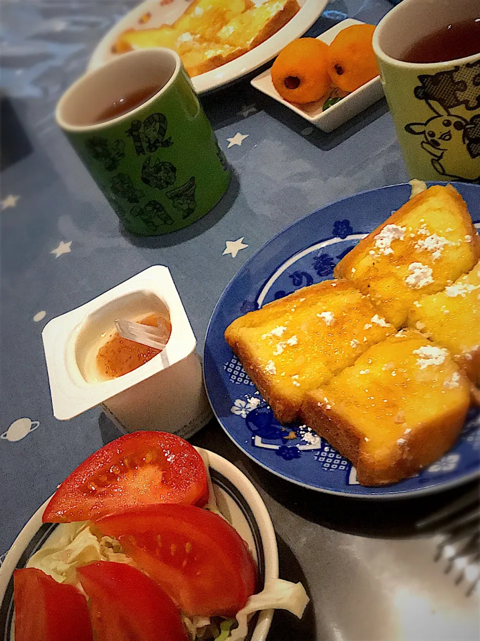 フレンチトースト  メープルシロップ&パウダーシュガー  サラダ🥗  イチヂクジャム入りヨーグルト  ビワ  ダージリンティー|ch＊K*∀o(^^*)♪さん