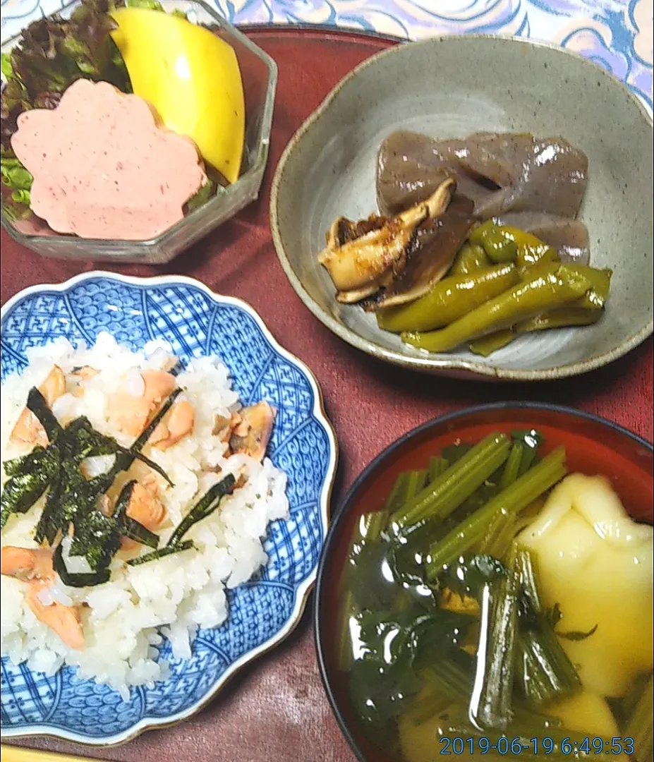 Snapdishの料理写真:よねばーばの朝ごはん
鮭のちらし寿司
蒟蒻と万願寺とうがらしの煮しめ
ほうれん草と水餃子のお汁
花ソーセージのサラダ|yoneばーばさん