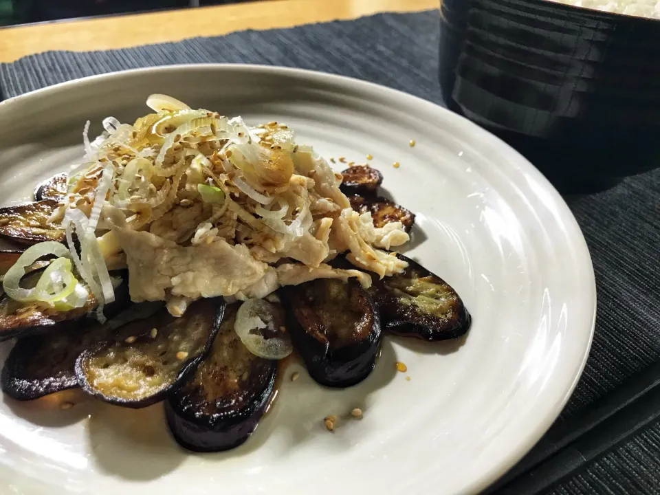 ぷっくりんこ💙さんの料理 焼きナスの茹で鶏と葱のせ🍆子供の頃いちばん好きだったおかず٩꒰｡•◡•｡꒱۶|グレナダ君さん