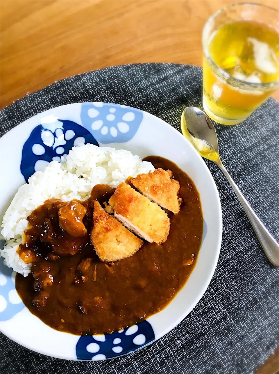 Snapdishの料理写真:今日のお家で一人ランチは、チキンカツカレー✨|ミッチ☆ママさん