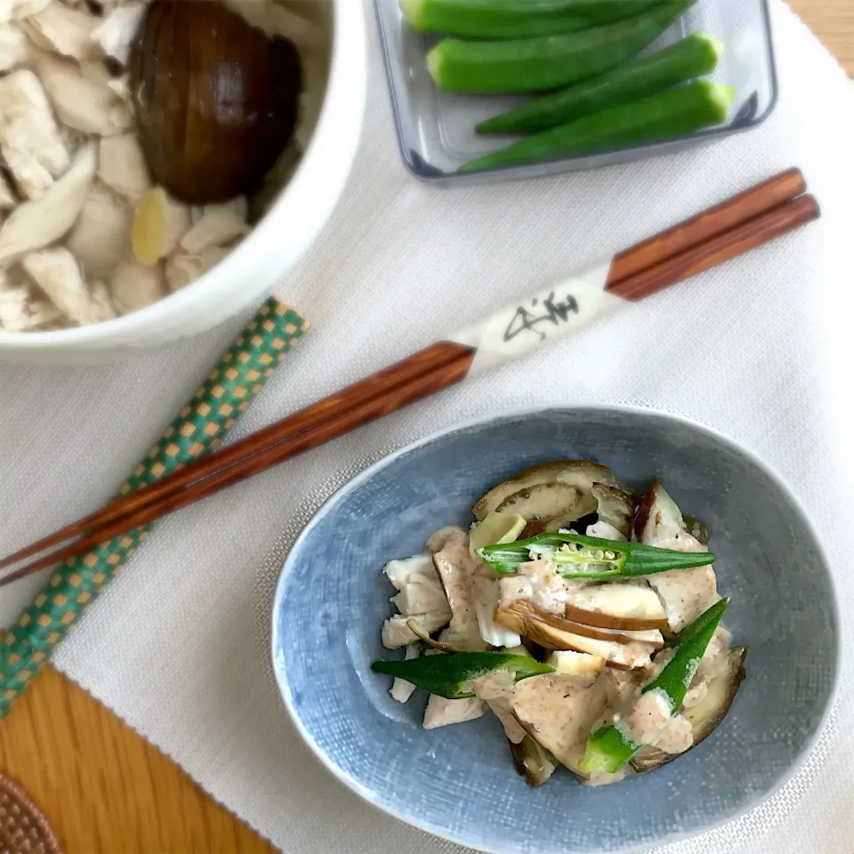 Snapdishの料理写真:常備菜の蒸し鶏蒸しナスと茹でオクラを使って、胡麻だれ和え|むぎこさん