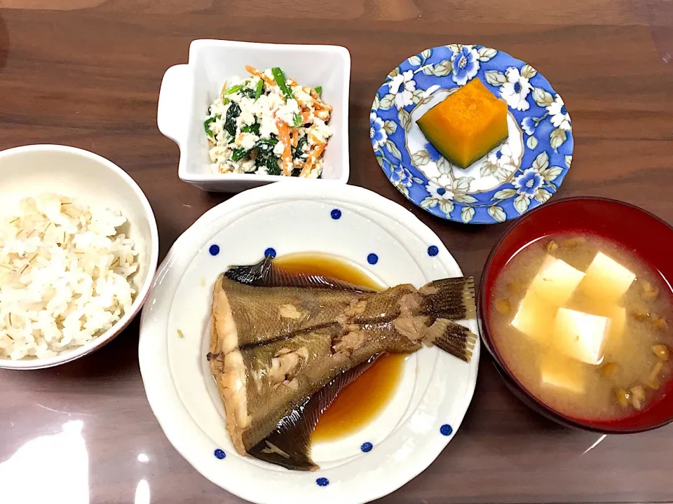 カレイの煮付け 豆腐となめこの味噌汁 かぼちゃの煮物 ほうれん草の白和え|おさむん17さん