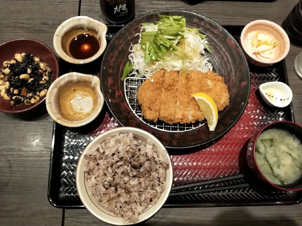 四元豚のロースカツ定食にラインクーポンでもらったひじき|のぶさん