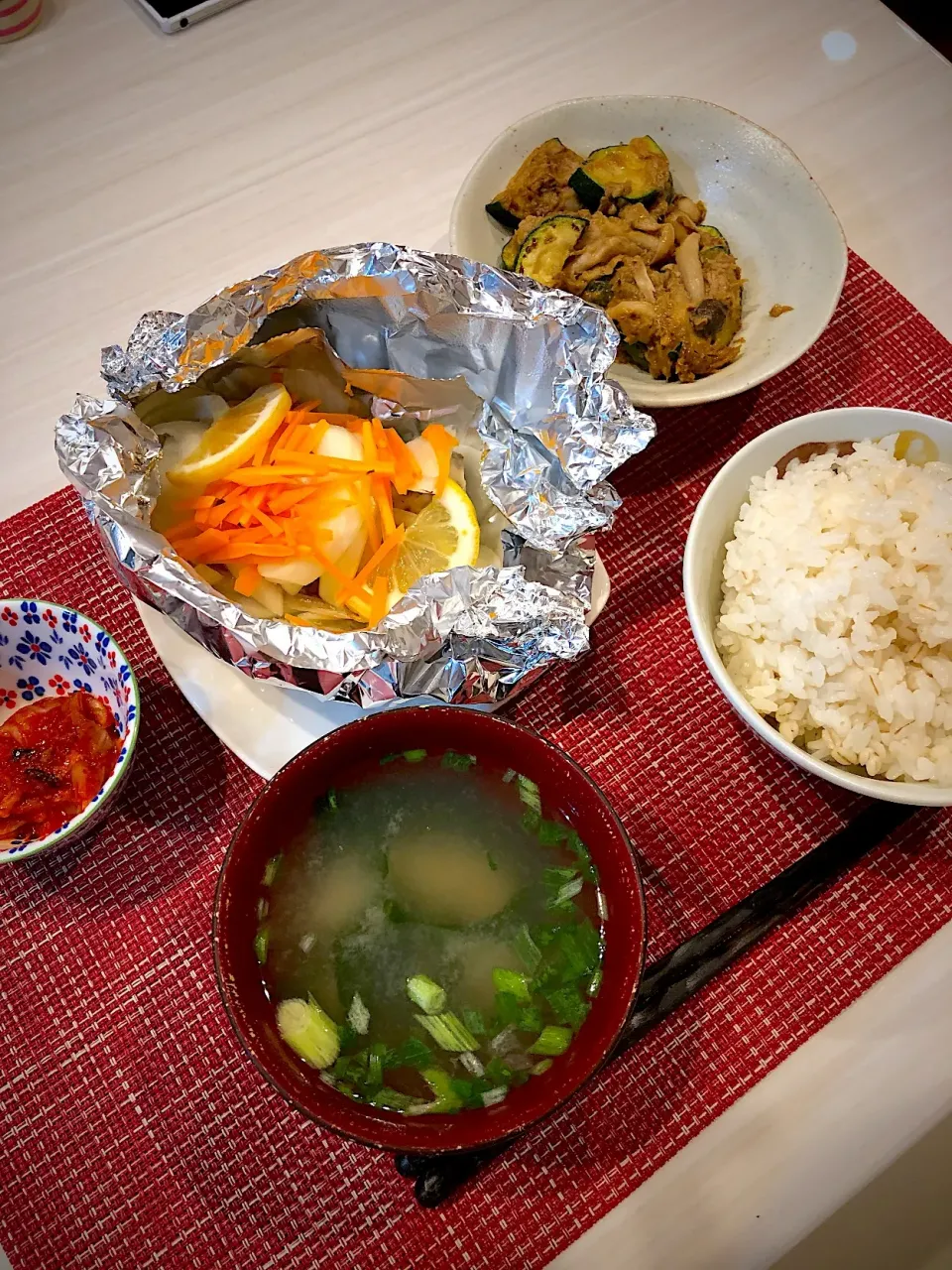 Snapdishの料理写真:サバのホイル焼き  ズッキーニとツナのカレー炒め  キムチ  味噌汁|キヨさん