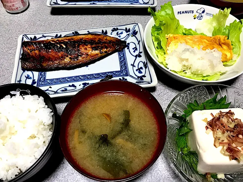 Snapdishの料理写真:冷奴は塩で #夕飯 お粥白米、魚、大根おろしアミエビ玉子焼きレタス、しそミョーガ冷奴、なめこワカメ味噌汁|ms903さん