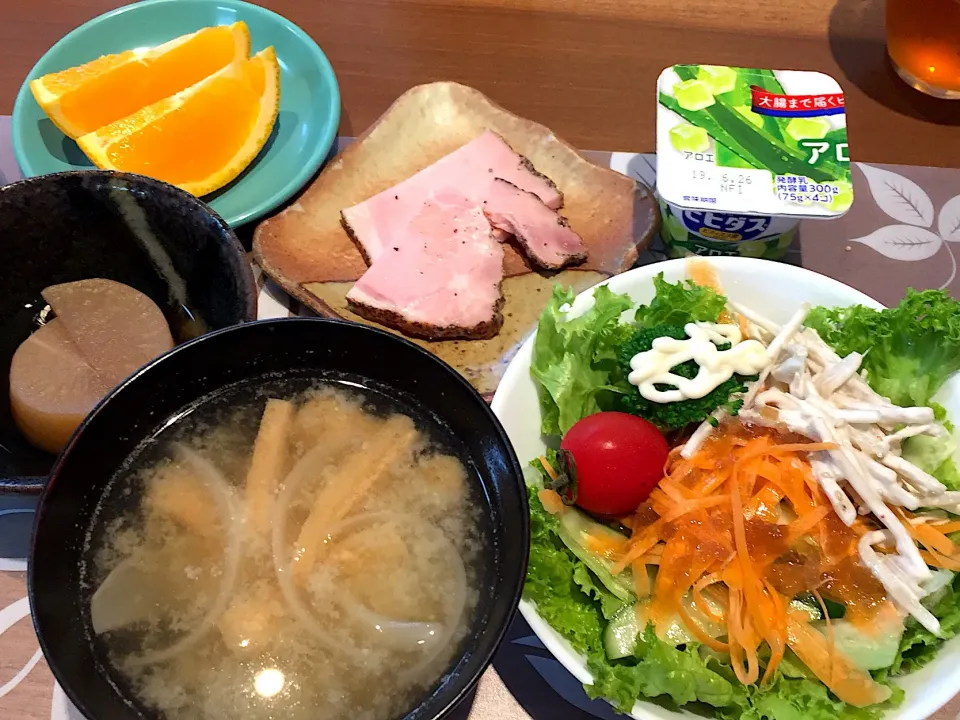 Snapdishの料理写真:朝ごはん
卵焼き、ごぼうサラダ、ブロッコリー、プチトマト、きゅうりぬか漬け、白米、生ふりかけ、揚げと麩の味噌汁、キウイ、アロエヨーグルト、ルイボスティー|かよちゃんさん