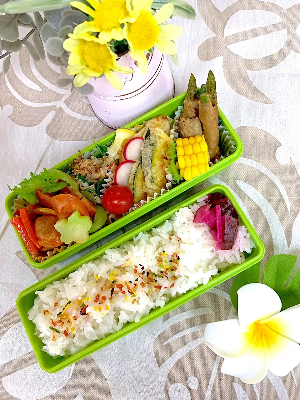 Snapdishの料理写真:#娘弁当 
 #お弁当 
今日のお弁当
豚ヘレでポークチャップ🍅アスパラ肉巻き🥓
おかひじき、白身魚の香草焼。|yukaさん