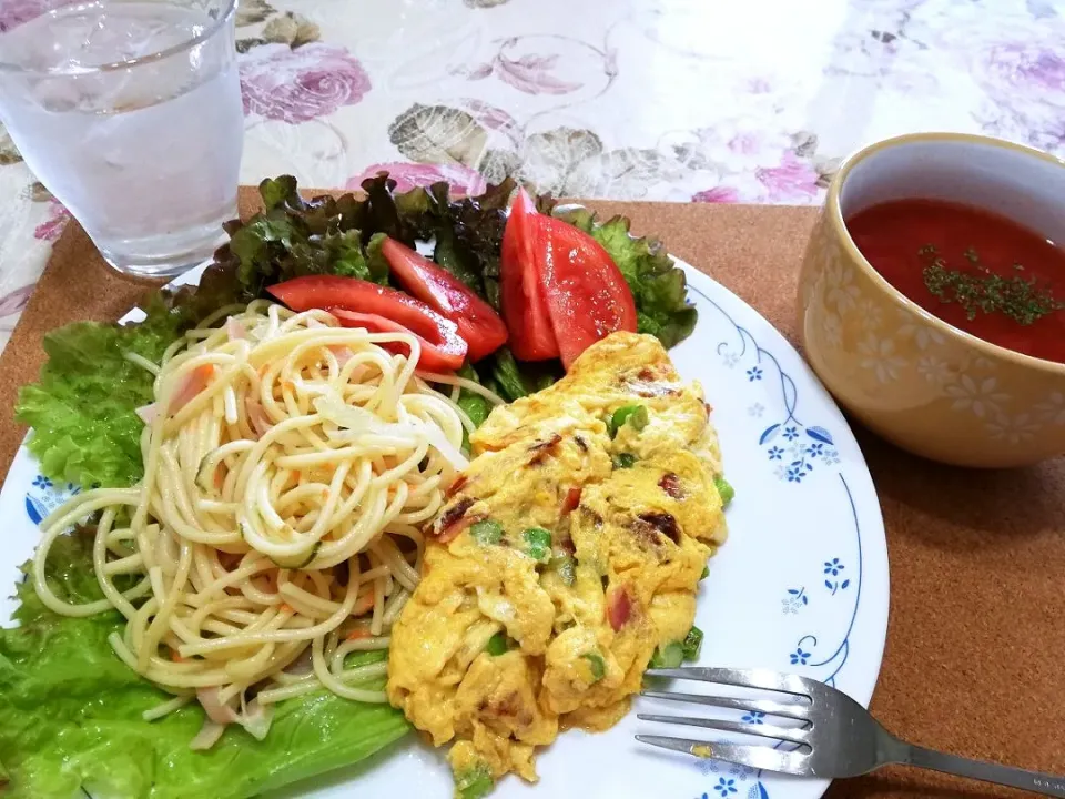 令和元年６月20日
ベーコンとアスパラのオムレツとスパサラ、トマト🍅スープでブランチ😋|たえさん