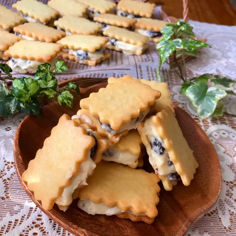 Snapdishの料理写真:🍇🍪六花亭には負けるけどね😅 でも美味しく出来た❣️ラムレーズンバターサンド いっぱい出来た♬|Hollyさん