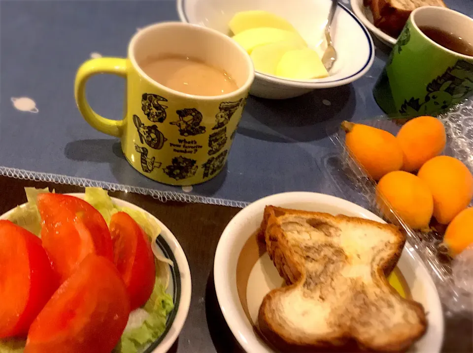 ココアマーブルパン🍞  サラダ 🥗  リンゴ＆びわ🍎  カフェオレ☕️|ch＊K*∀o(^^*)♪さん