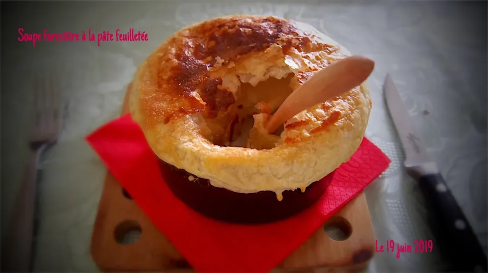 Soupe forestière à la pâte feuilletée|ayuさん